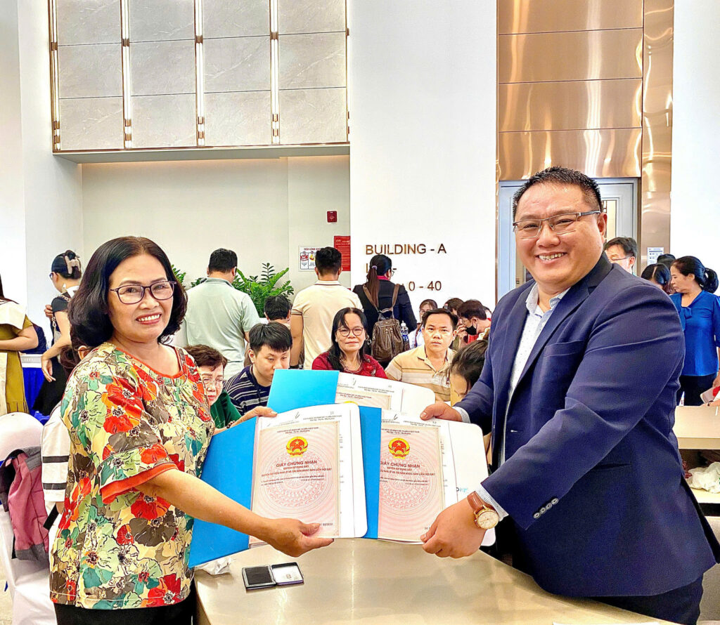 Cư dân Happy One Central nhận sổ sớm vượt kỳ vọng